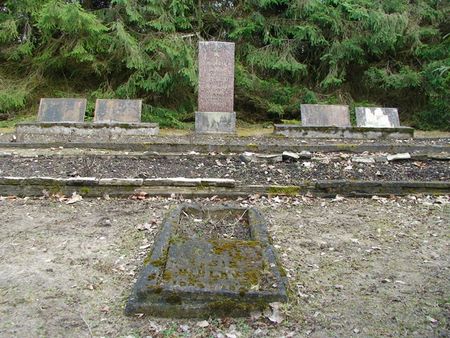 п. Занте, край Кандавас. Памятник на воинском кладбище, где похоронено 90 советских воинов, погибших в годы войны.