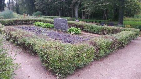 п. Пале, волость Палес, край Лимбажу. Памятник установлен в 1965 году на братской могиле 8 жертв нацистов. 