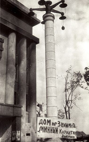 У здания Дома Красной армии. Июль, 1944 г.