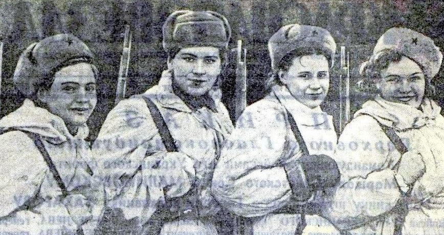 Снайперы, слева направо: М.Рожкова, Р.Шанина, О.Мокшина и Е. Новикова. Март 1945 г.