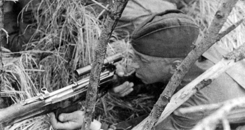 Снайпер 110-й стрелковой дивизии М.В. Спирин с СВТ-40 на позиции.