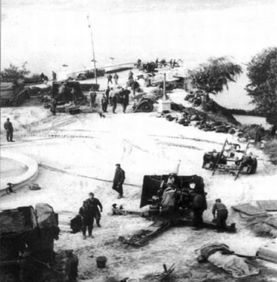 Немцы разворачивают зенитную батарею на смотровой площадке в Пионерском парке. Сентябрь 1941 г. Сейчас на этом месте арка «Дружбы народов».