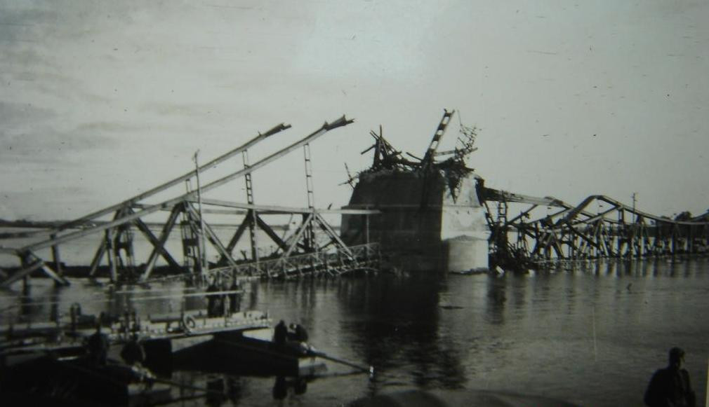 Мост им. Е. Бош, взорванный отступающими красноармейцами. Сентябрь, 1941 г.