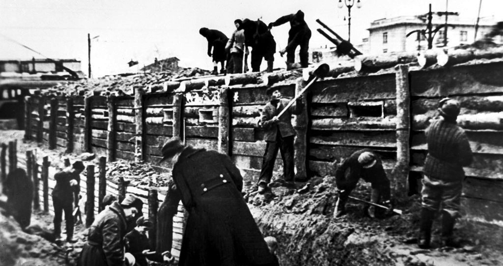Москвичи строят укрепления на Ленинградском шоссе. Осень, 1941 г.