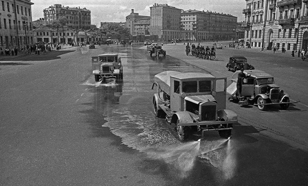 За колоннами немцев следовали поливальные машины. 17 июля 1944 г.