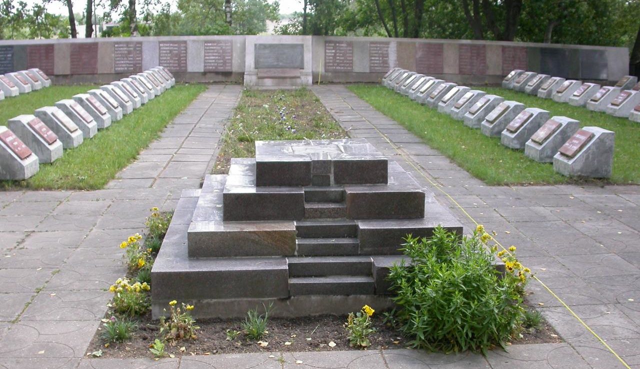 г. Плунге. Воинское захоронение у дороги Шяуляй-Паланга, где похоронены 223 воина, погибшие при освобождении города в октябре 1944 года. Среди них - 34 неизвестных. Ранее установленный памятник снесен. 