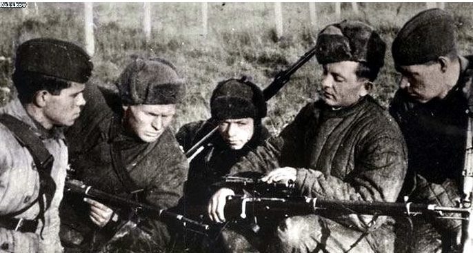 Снайпер Ф. Дьяченко среди молодых снайперов.