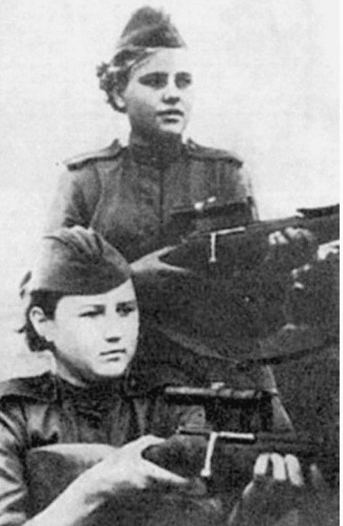 Снайперы Алия Молдагулова (слева) и Анна Яковлева.