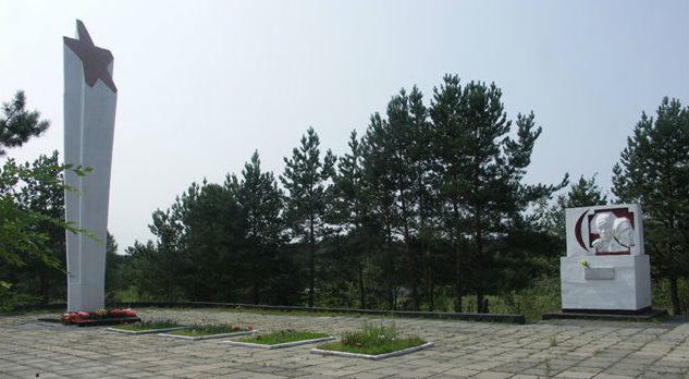 г. Барнаул. Мемориал в память о воинах, умерших в госпиталях Барнаула, установлен в 1975 году на Булыгинском кладбище. На его стелах увековечено 420 имен погибших воинов. Он располагается рядом с поселком Кирова (Булыгино).
