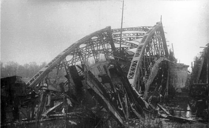 Русановский мост, также взорван красноармейцами. 1941 г.