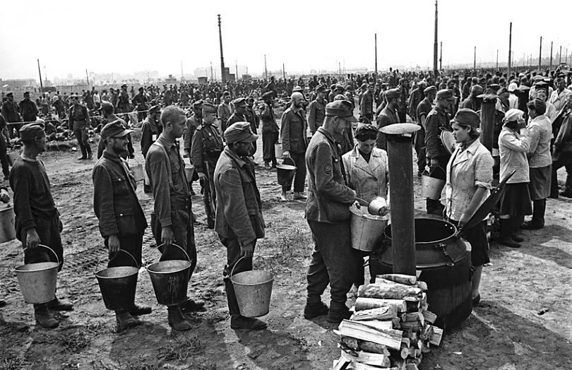Немцев кормят на ипподроме перед конвоированием. Июль 1944 г.