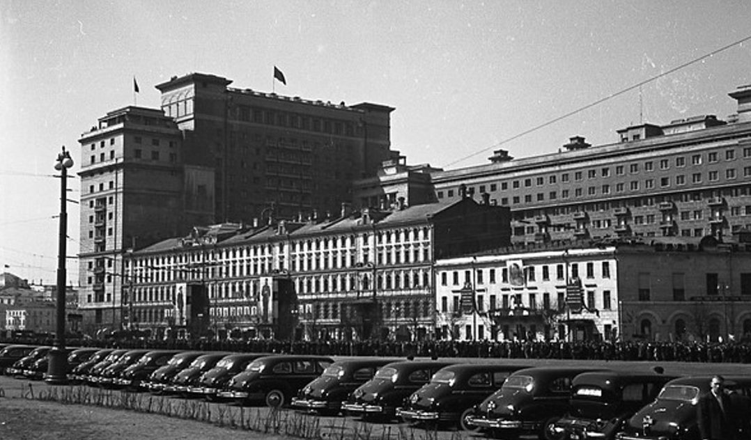 ЗИСы у гостиницы Москва. Лето, 1945 г.