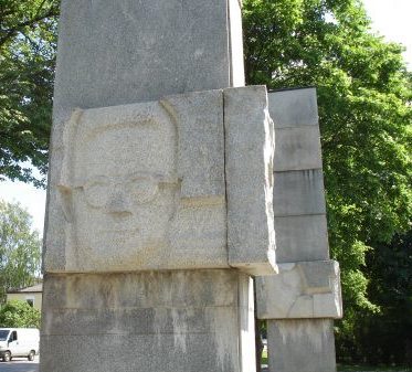 Памятник Герою Советского Союза Э.Д. Готлибу.