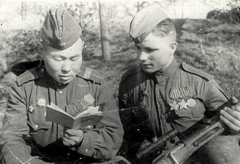 Снайперы Кульбертинов Иван (слева) и Побережный Иван.
