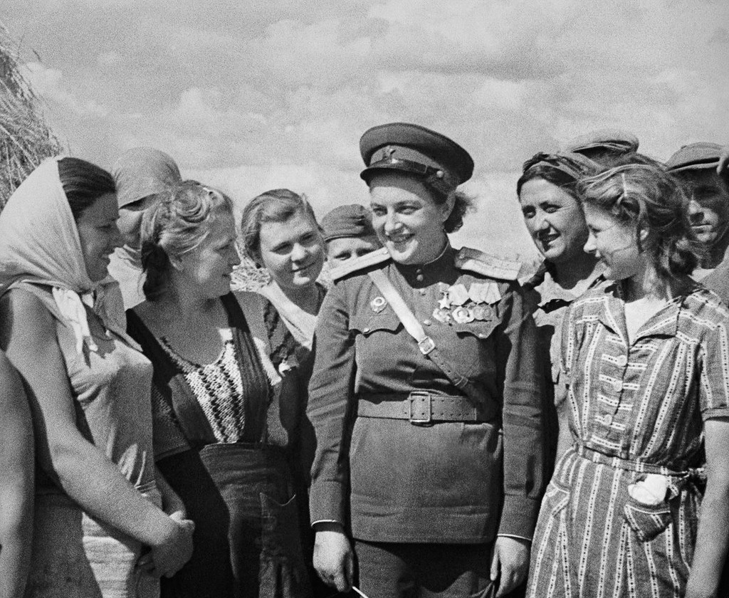 Л. Павличенко во время встречи с рабочими под Одессой. Август 1944 г.