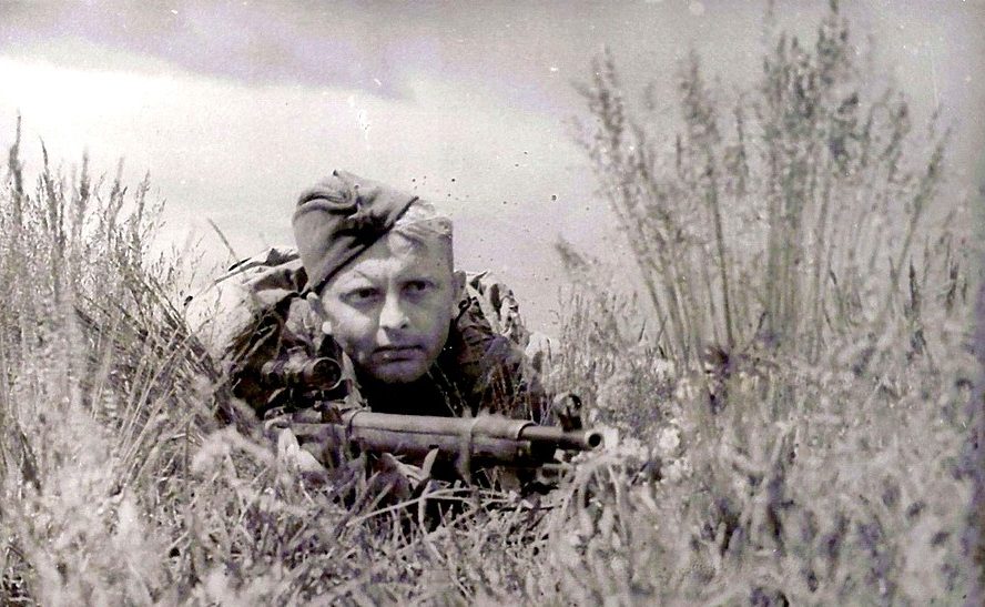 Снайпер Ф. Дьяченко на позиции.