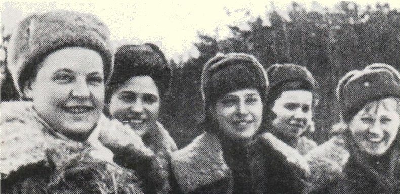 Снайперы, слева направо: А.Шляхова, Л. Ветрова, Н.Белоброва, И. Голиевская, В. Артамонова. Все вместе уничтожили 350 противников.
