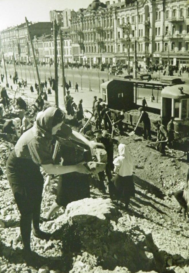Восстановление Крещатика. 1944 г. 
