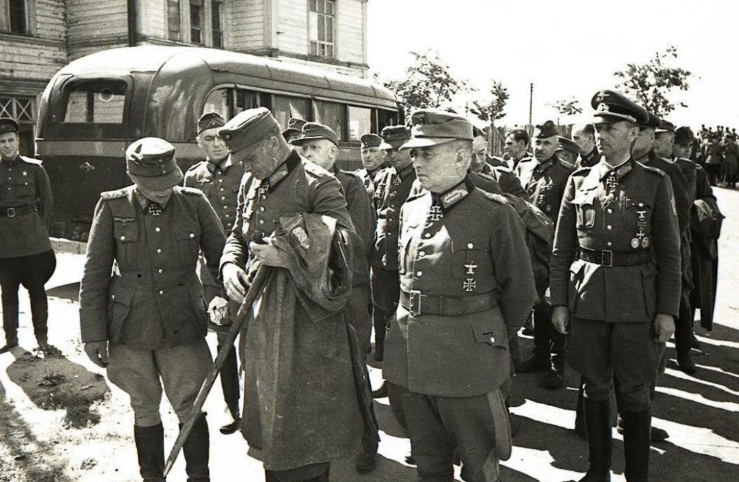 Скаковая аллея. Немецкие офицеры перед началом конвоирования. Июль 1944 г.