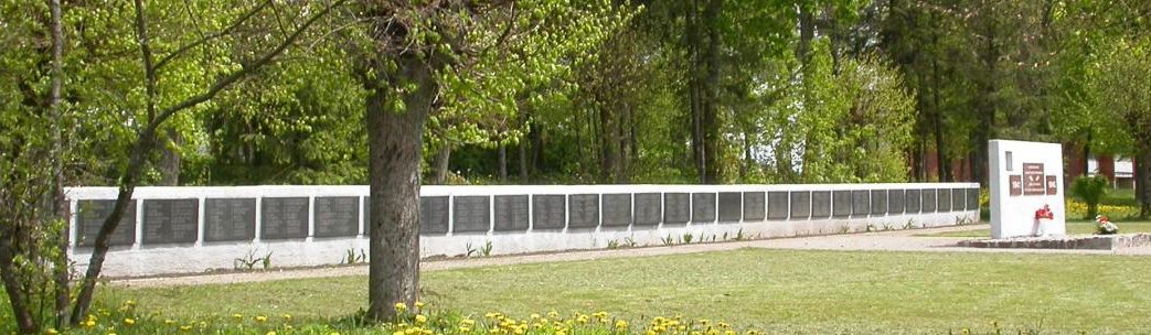 п. Жемайчю Науместис Шилутского р-на. Воинское кладбище на улице Даряус и Гирено, где похоронено 145 воинов, погибших в 1944 году. 