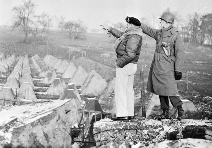 Фельдмаршал Монтгомери с генерал-майором Симпсоном осматривают «зубы дракона» на линии Зигфрида. 1944 г. 