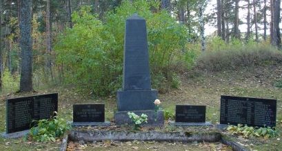 п. Тренчи, волость Бабитес. Обелиск на братской могиле, где похоронено 50 воинов, погибших в годы войны.