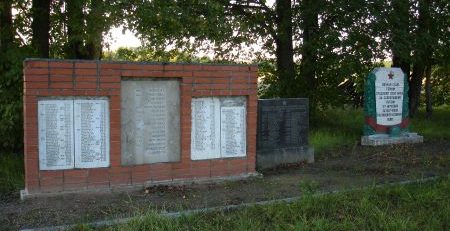 Мемориальная стена и памятник на воинском захоронении.