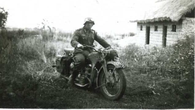 Мотоциклист в русской деревне. 1942 г.