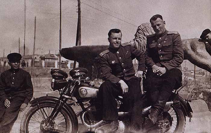 Летчики с мотоциклом. 1943 г.