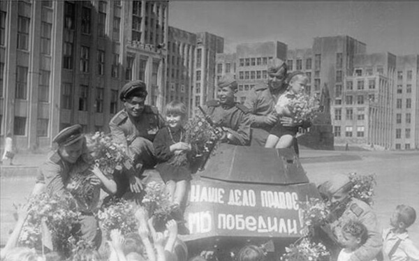 Советские САУ у Дома Правительства. 3 июля 1944 г.