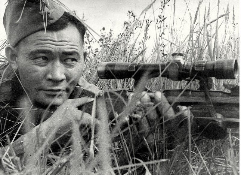 Снайпер Ибрагим Сулейменов на огневой позиции. Калининский фронт. 1943 г.
