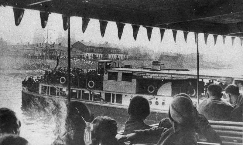 Москва-река у Краснохолмской набережной. Эвакуация москвичей осенью 1941 года.