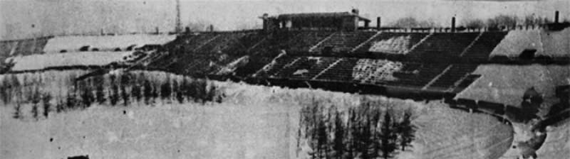 На стадионе «Динамо» с целью маскировки были высажены молодые ели. Осень, 1941 г.