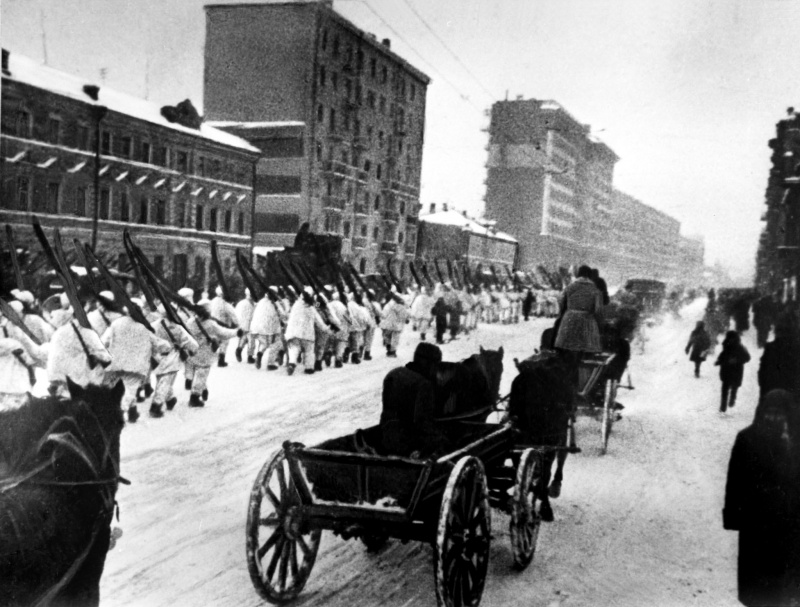 Бойцы лыжных отрядов проходят по улице Москвы, направляясь на фронт. Зима, 1941 г.