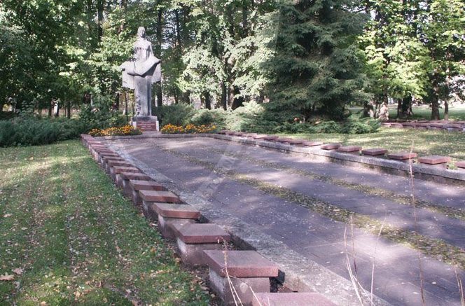 г. Шилуте. Памятник на воинском кладбище по улице Летувининку, где похоронены 359 советских воинов, погибших в 1944 году, в т.ч. 11 неизвестных.