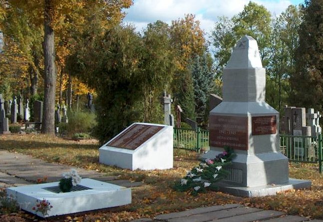 п. Крекенава Паневежского р-на. Памятник на братской могиле, в которой похоронено 119 советских воинов, в т.ч. 32 неизвестных.