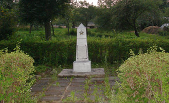 п. Сакстагалс, край Резекнес. Обелиск на братской могиле, в которой похоронено 115 воинов, в т.ч. 18 неизвестных.