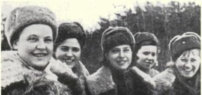 Снайперы, слева направо: А. Шляхова, П. Ветрова, Н. Белоброва, И. Голиевская, и В. Артамонова. Сражаясь на Калиниском и 2-м Прибалтийском фронтах, эта пятерка уничтожила более 350 врагов.