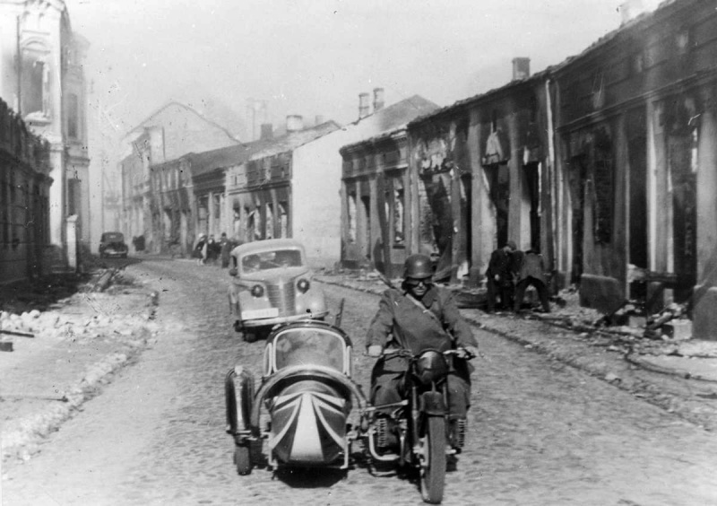 Мотоцикл BMW R71 на улице разрушенного польского городка. 1939 г.