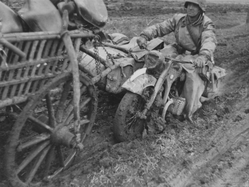 Мотоцикл BMW R-12 на буксире. Россия. 1941 г.