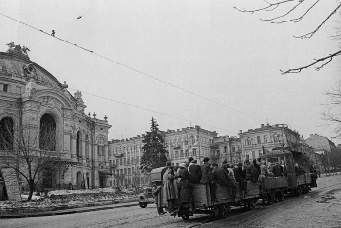 Улица Владимирская, так ездили на трамваях в освобожденном Киеве. Начало 1944 г.