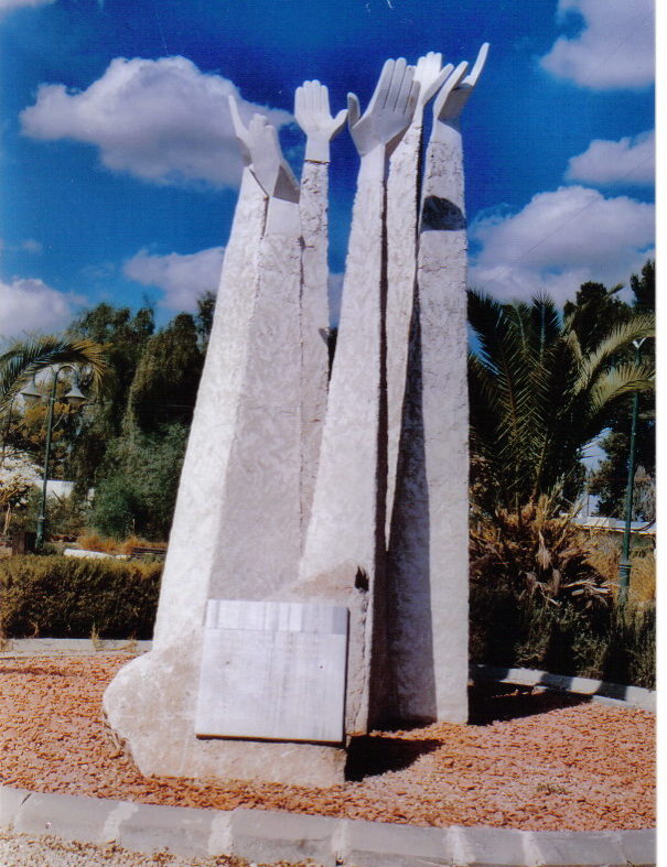 г. Офаким. Памятник Победы был установлен в 2005 году по проекту скульптора-художника Олега Фирера.