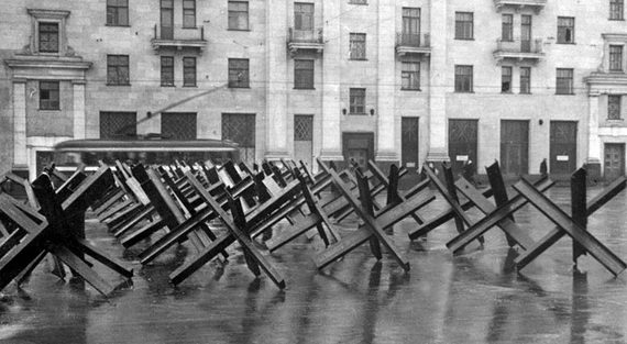 Противотанковые заграждения на Большой Дорогомиловской улице Москвы. Октябрь 1941 г.