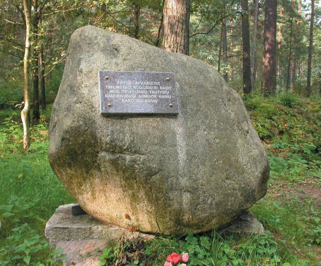 Памятный камень погибшим советским воинам.
