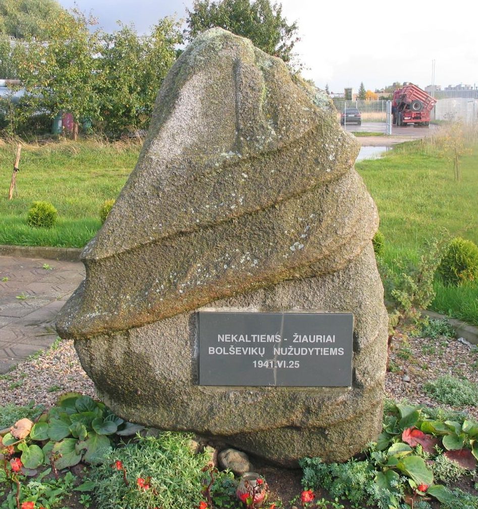 г. Паневежис. Памятный камень на месте захоронение погибших военнопленных.