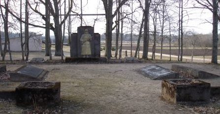 п. Турна, волость Эргемес, край Валкас. Памятник на воинском кладбище, где похоронено 509 воинов, в т.ч. 3 неизвестных. 
