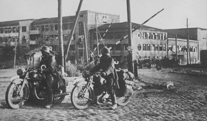 Мотоциклисты в Ростове-на-Дону. 1941 г.