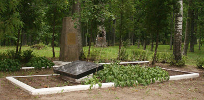 п. Маринзея, волость Аташиенес, край Крустпилс. Обелиск установлен на воинском кладбище, где похоронено 36 воинов. 