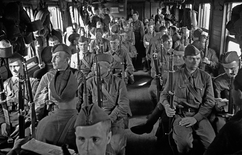 Красноармейцы в вагоне электрички едут на защиту Москвы. Сентябрь, 1941 г.