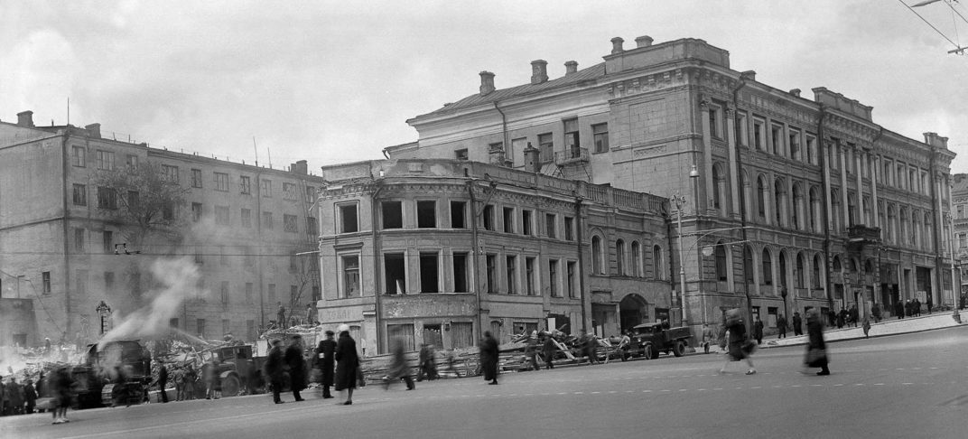 Дом на Тверской, снесенный бомбой. Осень, 1941 г.